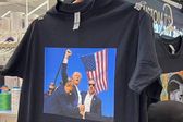 Venden camisas con la imagen de Trump del atentado y causa polémica