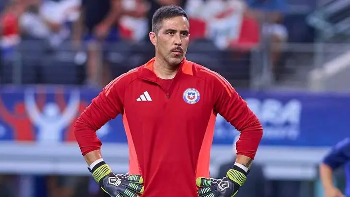 Claudio Bravo, portero chileno, anuncia su retiro del futbol profesional