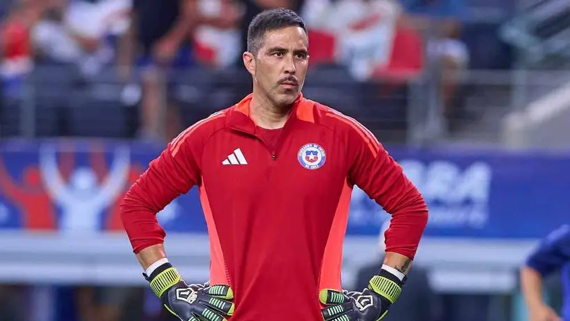 Claudio Bravo, portero chileno, anuncia su retiro del futbol profesional