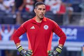 Claudio Bravo, portero chileno, anuncia su retiro del futbol profesional