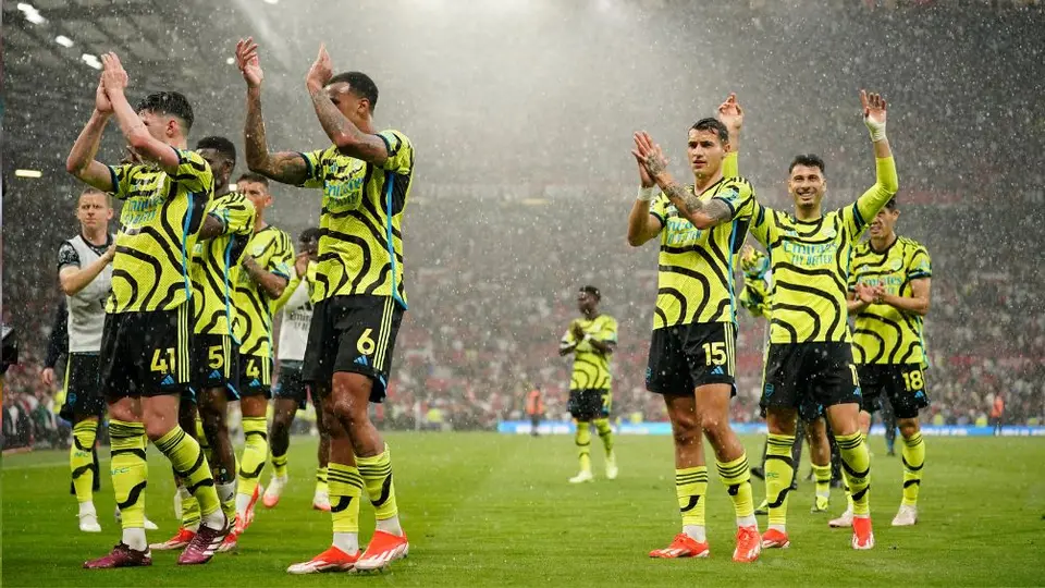 Arsenal vence al Manchester United y se mantiene de líder en la Premier a falta de una jornada