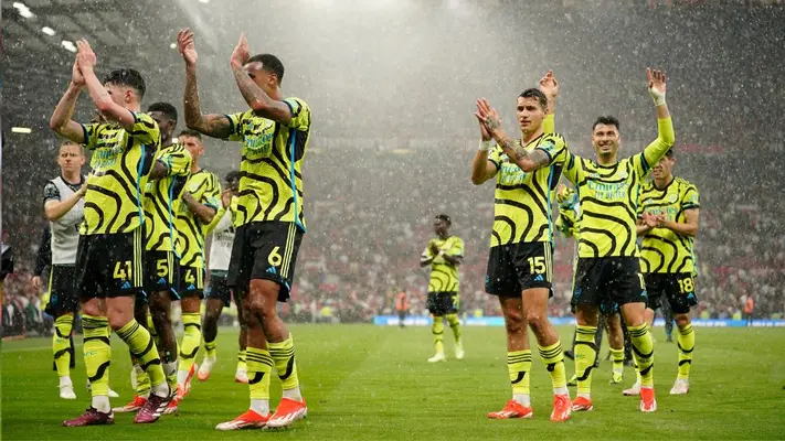Arsenal vence al Manchester United y se mantiene de líder en la Premier a falta de una jornada