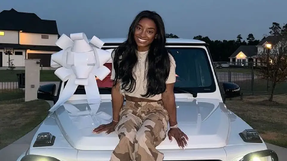 ¡Nuevo juguete! Simone Biles celebra presea dorada en París 2024 con vehículo nuevo