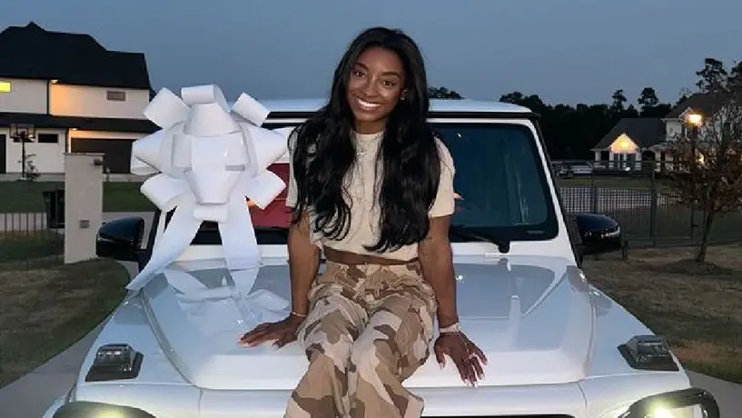 ¡Nuevo juguete! Simone Biles celebra presea dorada en París 2024 con vehículo nuevo
