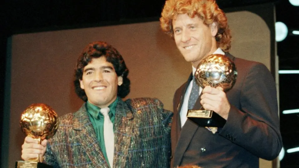 Herederos de Maradona piden frenar subasta del Balón de Oro de México 86; afirman que fue robado