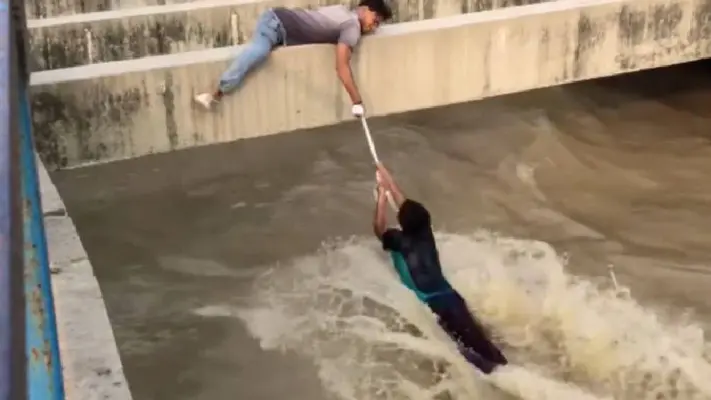 VIDEO: Hombre arriesga su vida para salvar a un hombre que era arrastrado por una corriente