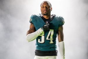 Isaiah Rodgers estrena botas con peculiar mensaje: 'Dallas apesta'