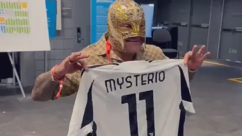 ¡Detallazo! Rey Mysterio recibe jersey personalizado de la Juventus