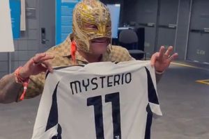 ¡Detallazo! Rey Mysterio recibe jersey personalizado de la Juventus