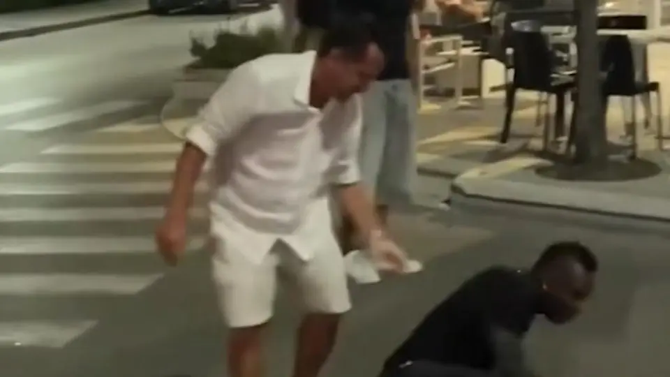 ¿Ebrio? Captan a Mario Balotelli revolcándose en el suelo de las calles de Italia