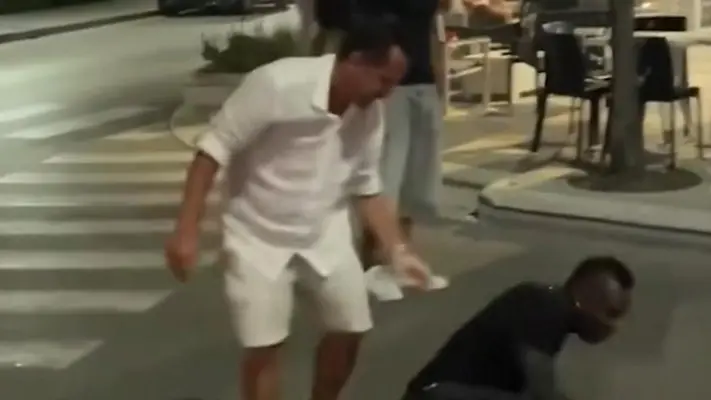 ¿Ebrio? Captan a Mario Balotelli revolcándose en el suelo de las calles de Italia