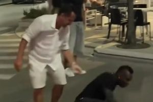 ¿Ebrio? Captan a Mario Balotelli revolcándose en el suelo de las calles de Italia