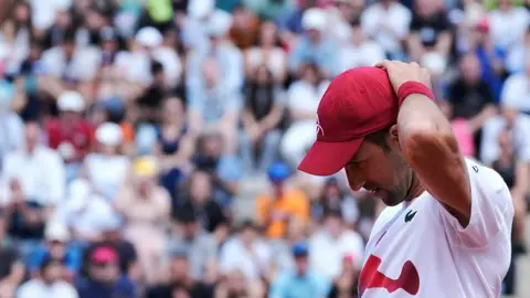 ¡Protegido! Djokovic utilizó un casco en el Masters de Roma tras incidente con botella