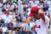 ¡Protegido! Djokovic utilizó un casco en el Masters de Roma tras incidente con botella