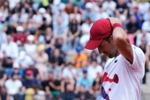 ¡Protegido! Djokovic utilizó un casco en el Masters de Roma tras incidente con botella