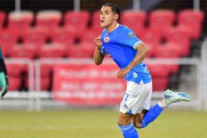 Uriel Antuna recibe el nacimiento de su tercer hijo en su cumpleaños