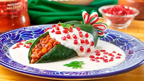 ¿Cuánto cuesta un chile en nogada? Aquí te decimos si te conviene prepararlo o comprarlo  hecho