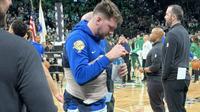 ¡Alerta para los Mavs! Luka Doncic fue vendado del abdomen y rodilla previo al Juego 2