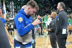 ¡Alerta para los Mavs! Luka Doncic fue vendado del abdomen y rodilla previo al Juego 2