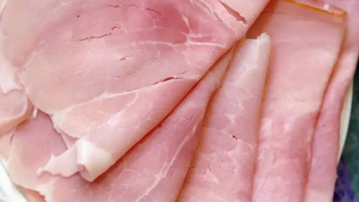 La Profeco encontró que un jamón comercial etiquetado como carne de pavo contiene agua