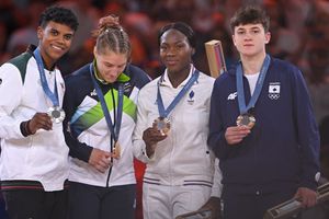 París 2024: Medallistas mexicanos quedan inmortalizados en muñecos