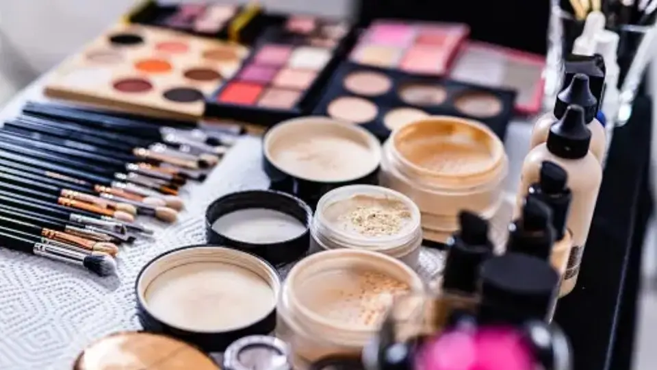 La Secretaría de Salud de la CDMX advierte sobre el uso de cosméticos “piratas”