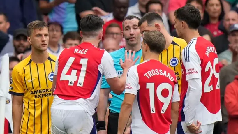 Premier League 'explica' la roja que recibió Declan Rice en el Arsenal vs Brighton