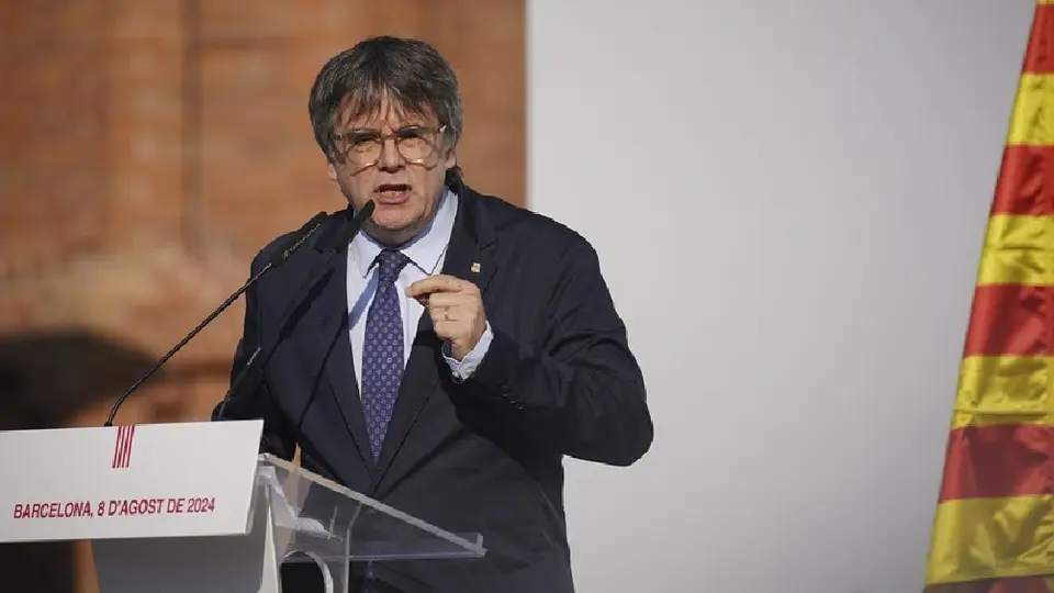 Carles Puigdemont reaparece, da discurso, desaparece y es buscado nuevamente