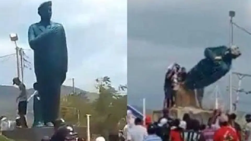 VIDEO: Tumban estatua de Hugo Chávez en protestas tras las elecciones de Venezuela