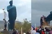VIDEO: Tumban estatua de Hugo Chávez en protestas tras las elecciones de Venezuela