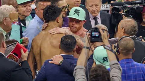 Canelo vence a Munguía por decisión unánime y mantiene sus títulos en Las Vegas