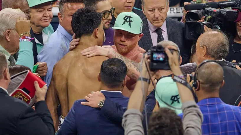 Canelo vence a Munguía por decisión unánime y mantiene sus títulos en Las Vegas