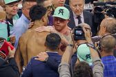 Canelo vence a Munguía por decisión unánime y mantiene sus títulos en Las Vegas
