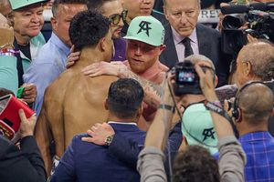 Canelo vence a Munguía por decisión unánime y mantiene sus títulos en Las Vegas