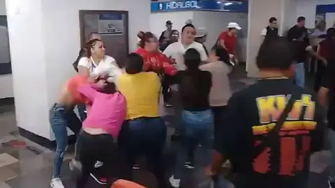 VIDEO: Captan riña entre supuestos vendedores en la estación Hidalgo