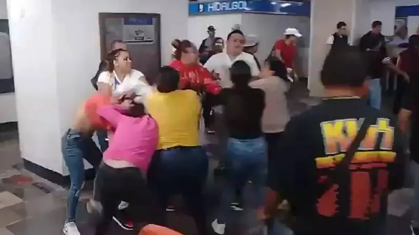 VIDEO: Captan riña entre supuestos vendedores en la estación Hidalgo