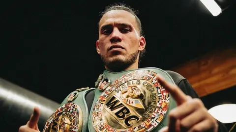 Benavidez le manda mensaje a Canelo Álvarez: 'Se le están acabando las excusas'