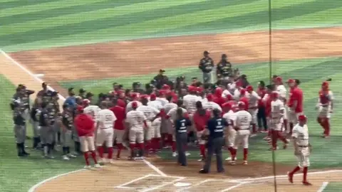 Jugadores de Diablos y de Leones vaciaron las bancas tras golpe a Franklin Barreto