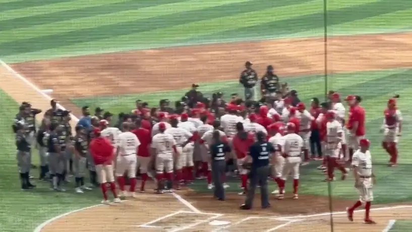 Jugadores de Diablos y de Leones vaciaron las bancas tras golpe a Franklin Barreto