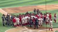 Jugadores de Diablos y de Leones vaciaron las bancas tras golpe a Franklin Barreto