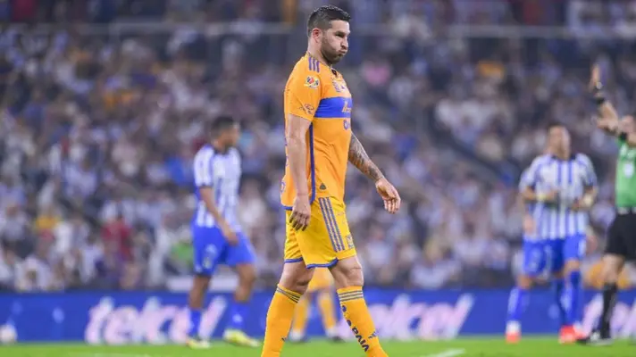 ¡Gritos de compañeros! André-Pierre Gignac y Diego Reyes se calentaron de más en el Clásico Regio