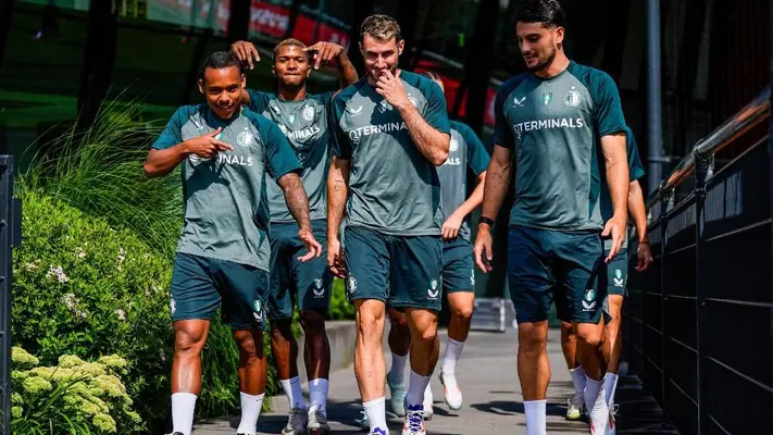 Medios de Países Bajos aseguran que Santi Giménez no desea irse del Feyenoord