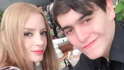 Imelda Tuñón, viuda de Julián Figueroa, es captada de la mano de un político