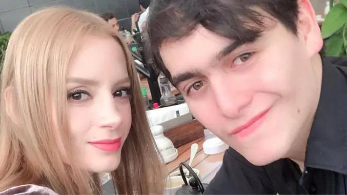 Imelda Tuñón, viuda de Julián Figueroa, es captada de la mano de un político