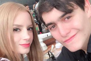 Imelda Tuñón, viuda de Julián Figueroa, es captada de la mano de un político