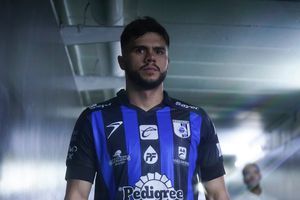 Jugadores de Querétaro se presentan con su nombre y cuentan chiste durante la alineación