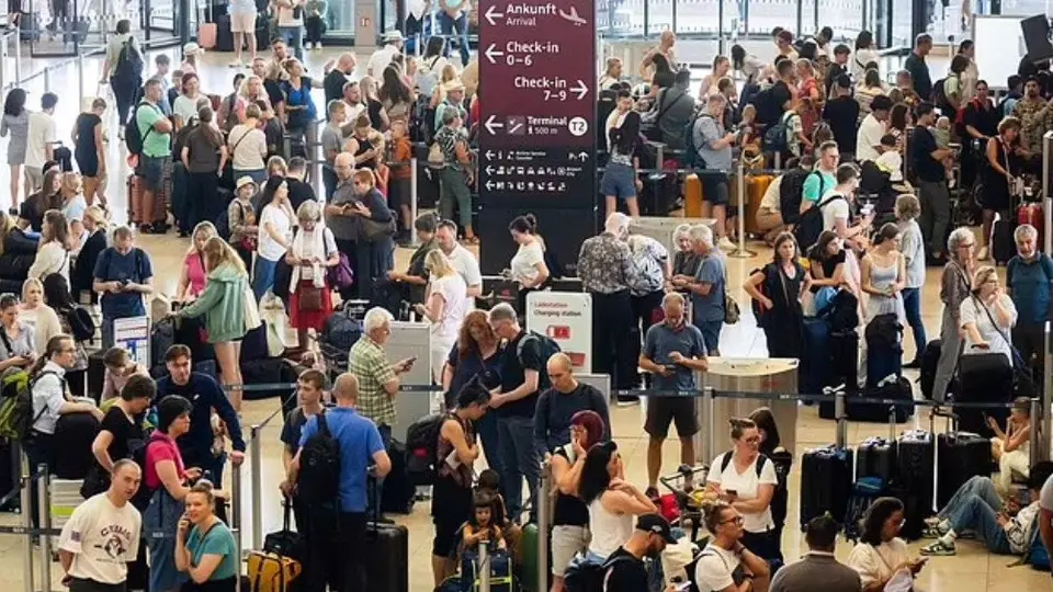 Continúa el caos en los viajes por la interrupción del servicio de Microsoft: El "error del milenio"
