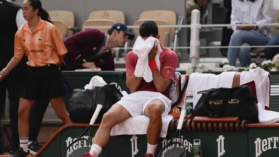 Novak Djokovic se retiró de Roland Garros después de lesionarse la rodilla derecha