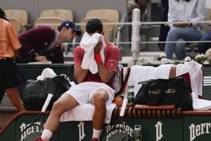 Novak Djokovic se retiró de Roland Garros después de lesionarse la rodilla derecha