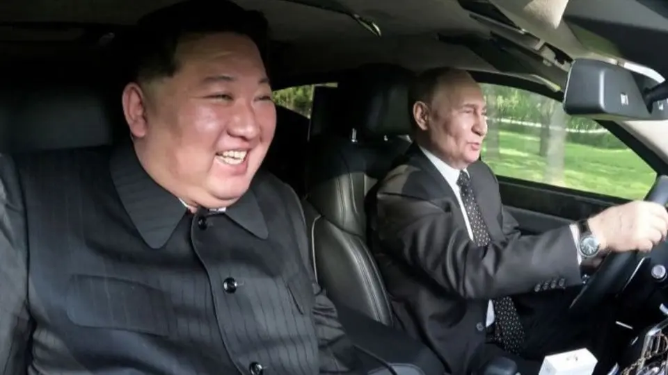 Vladimir Putin regala a Kim Jong-Un una lujosa limusina Aurus antibalas y se van de paseo